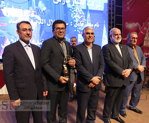 شرکت سیمان لامرد در هفتمین  جشنواره حامیان حقوق مصرف کنندگان استان فارس تندیس طلایی را دریافت کرد