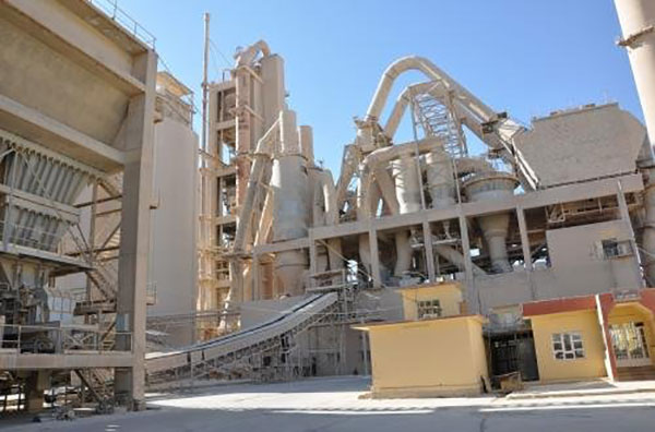 افتتاح یک خط جدید تولید سیمان توسط وزیر صنعت عراق