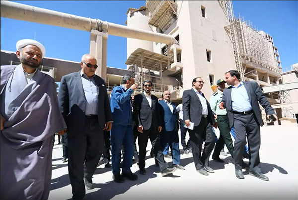 بازدید استاندار همدان از کارخانه سیمان هگمتان